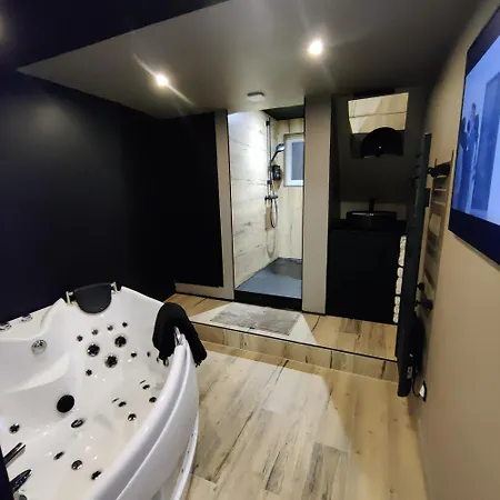 Avec Jacuzzi Apartment *
