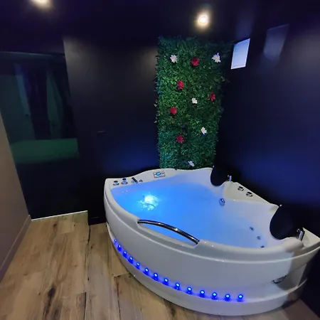 Avec Jacuzzi Apartment *
